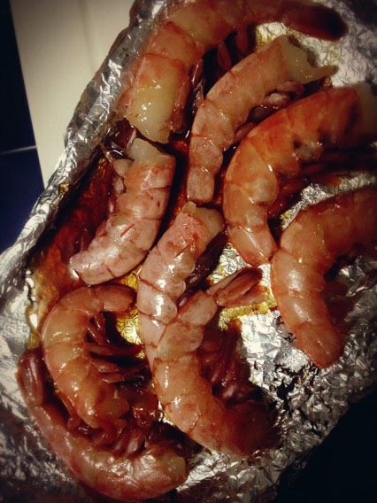 烤大虾,把虾和酱汁一起放在烤盘上，底下记得铺上锡纸