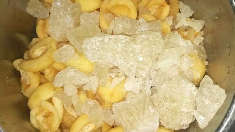 枇杷膏,枇杷去皮去核加<a style='color:red;display:inline-block;' href='/shicai/ 866'>冰糖</a>