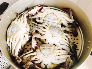 清蒸螃蟹+#人民的美食#,螃蟹翻个儿放入蒸锅