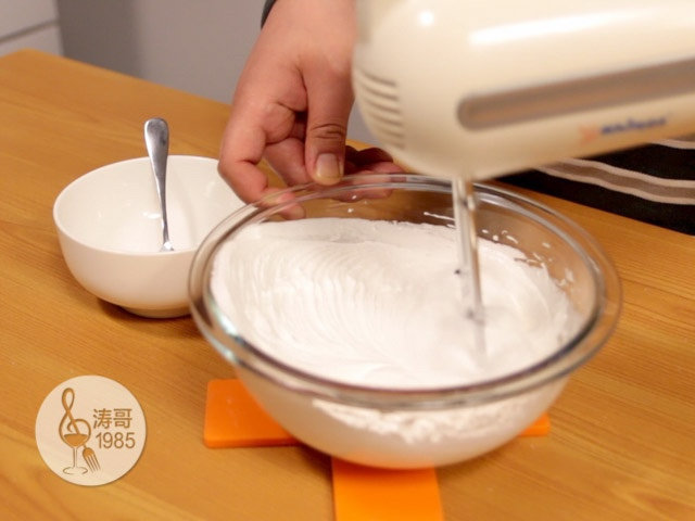 彩虹蛋白饼干,外形可爱,口感入口即化,等细砂糖都加进去之后再继续打发5分钟