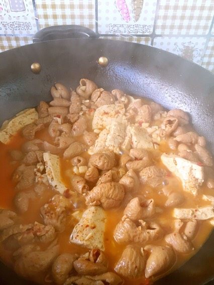 香辣肥肠锅,40分钟后…豆腐入味 有些锅盖不锁水,40分钟内小心烧干锅