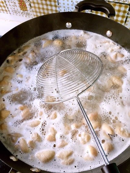 香辣肥肠锅,煮沸水后 捞出浸泡的肥肠 汆一下 捞出(这步还是去味)