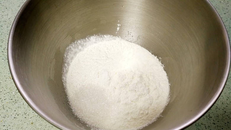 橄榄菜手抓饼,把面粉、糖、盐投入厨师机,混合均匀。