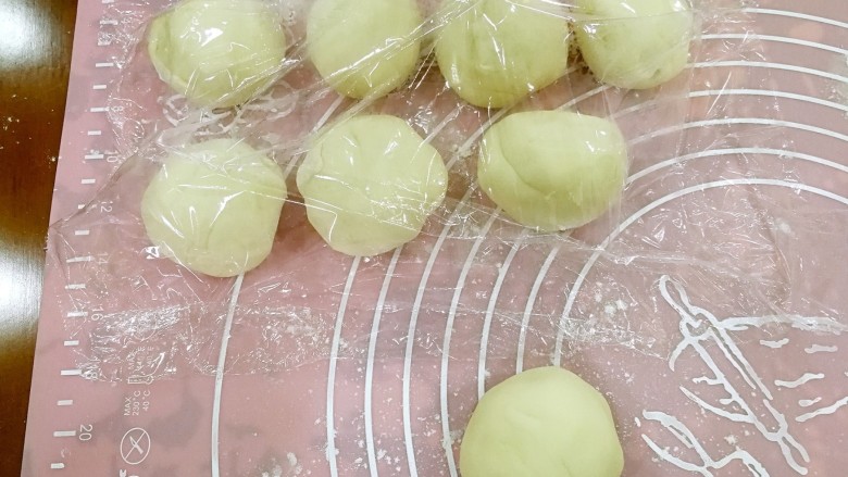 橄榄菜手抓饼,分切成8个大小相若的小剂子,取一个出来,其它的要盖保鲜膜保湿。