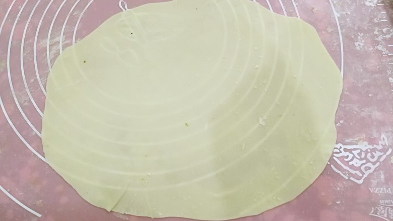 橄榄菜手抓饼,用擀面棍把小剂子擀成薄薄的面皮,可以撒手粉防粘。