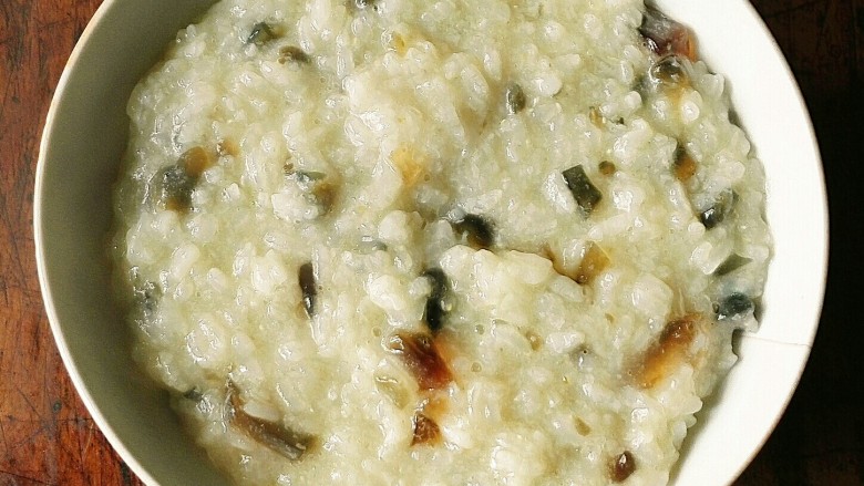 皮蛋粥,4.倒入第一碗热水，不要搅拌，盖锅盖，煮开后搅拌。5.倒入第二碗热水，不要搅拌，盖锅盖，煮开后搅拌。6.倒入第三碗热水，一直搅拌。差不多就可以出锅了。