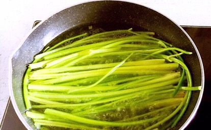 凉拌香芹干豆腐………凉拌菜夏季伴侣,水开放入一勺食用油(这样芹菜焯水后颜色会很漂亮)放入香芹焯水