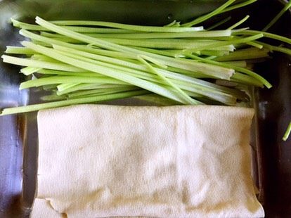 凉拌香芹干豆腐………凉拌菜夏季伴侣,准备好<a style='color:red;display:inline-block;' href='/shicai/ 167'>香芹</a>、<a style='color:red;display:inline-block;' href='/shicai/ 480'>干豆腐</a>