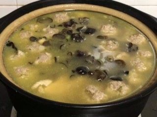 云吞(抄手)馄炖,鸡块加姜和酒炒香后加水煮半小时改小火炖烂骨,加入做好的肉丸和木耳煮开,肉丸浮出汤面就是可以了……加香葱末即可