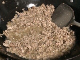 云吞(抄手)馄炖,炒透肉末,肥肉部分油脂煎炸出油后加入香菇,加盐调味,加入的盐尽可能使后面的青菜也够味~