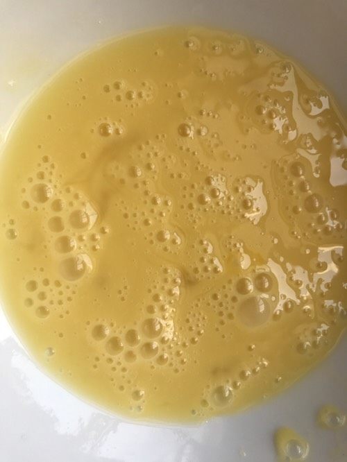 空气炸锅版酥炸龙利鱼,将生粉,鸡蛋,面包糠分别放在小碗内备用。