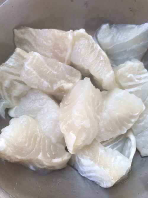 空气炸锅版酥炸龙利鱼,解冻好的龙利鱼,切块,尽量切的大小一致