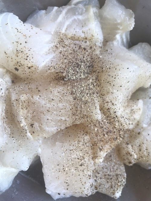 空气炸锅版酥炸龙利鱼,然后将切块的龙利鱼内加一点点盐,黑胡椒,搅拌均匀,腌制15分钟左右