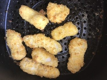 空气炸锅版酥炸龙利鱼,然后放入预热好的空气炸锅内, 预热好的空气炸锅将温度调节成160度(一共炸15分钟),炸5分钟后取出,蘸上少许油,然后再放入空气炸锅内,每5分钟取出翻面