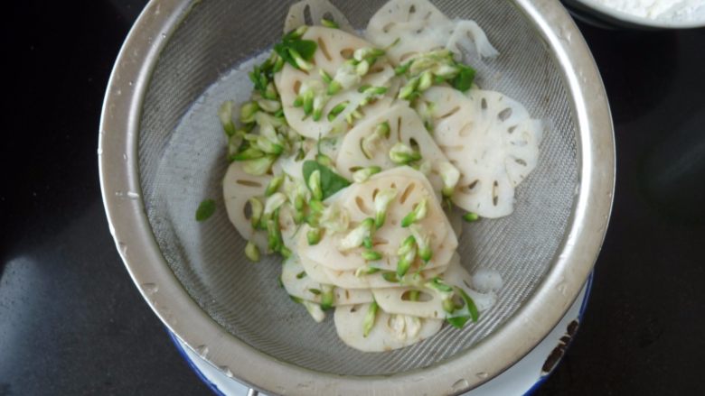 莲藕槐花薄饼,莲藕槐花晾去水份