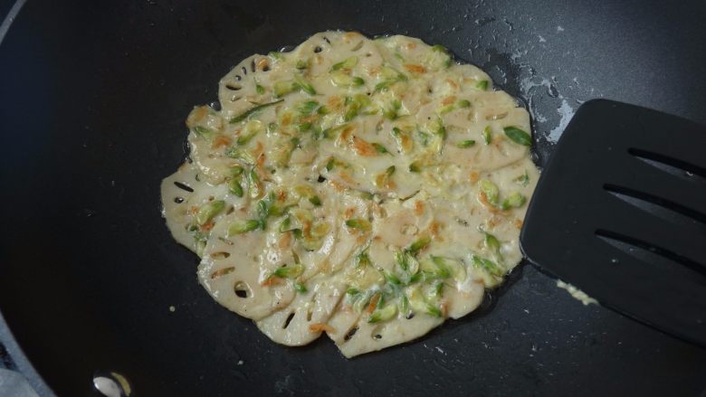 莲藕槐花薄饼,莲藕槐花薄饼两面煎透,关火