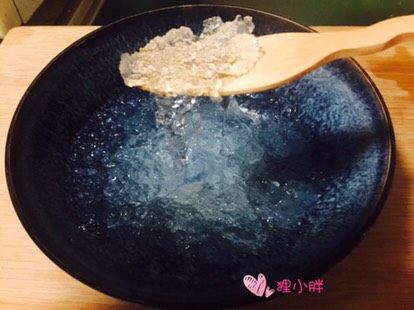 雪燕桃胶皂米羹,这个是雪燕泡了十个小时的样子,别看只有6克,泡好之后能发数十倍。满满一大碗,两个人的量,一般一个人3克就可以了。拉丝效果特别好。。。