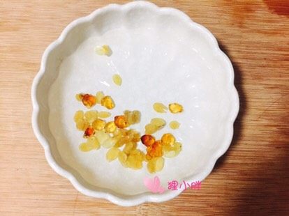 雪燕桃胶皂米羹,<a style='color:red;display:inline-block;' href='/shicai/ 2530'>桃胶</a>和皂米放在一起浸泡,也是十二个小时,泡的时间长,利于后面炖煮。。。