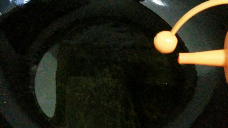 炖豆角,锅中加入食用油，烧热。