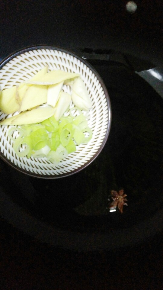 炖豆角,放入<a style='color:red;display:inline-block;' href='/shicai/ 3746'>大料</a>、葱花、姜片、蒜头。