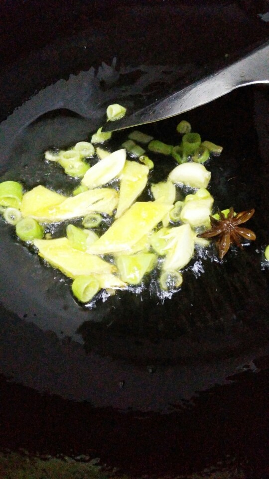 炖豆角,煸炒出香味。