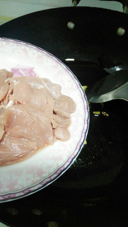 炖豆角,放入肉片。
