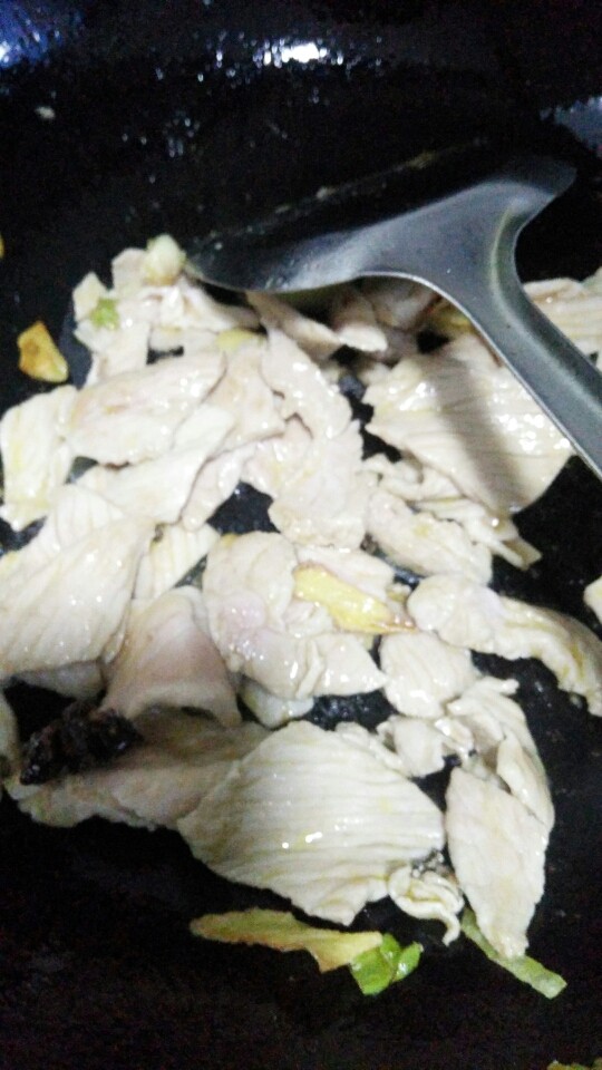 炖豆角,煸炒至变色。