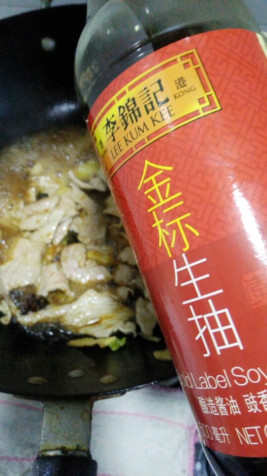 炖豆角,加入适量<a style='color:red;display:inline-block;' href='/shicai/ 788'>生抽</a>。