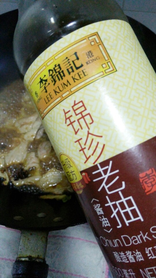 炖豆角,加入少量<a style='color:red;display:inline-block;' href='/shicai/ 762'>老抽</a>。