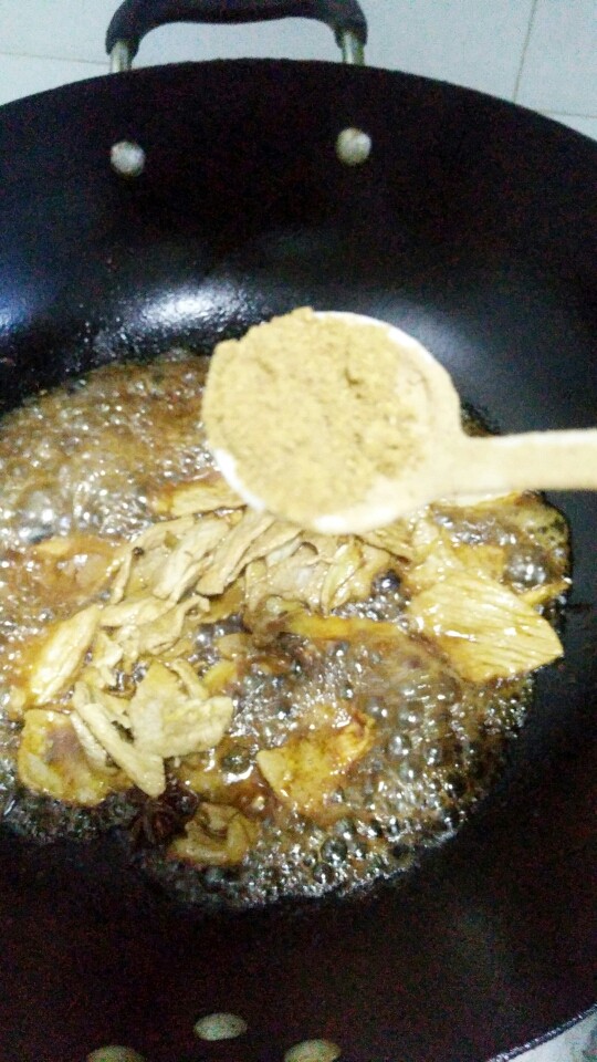 炖豆角,加入胡椒粉调味，翻炒一下。