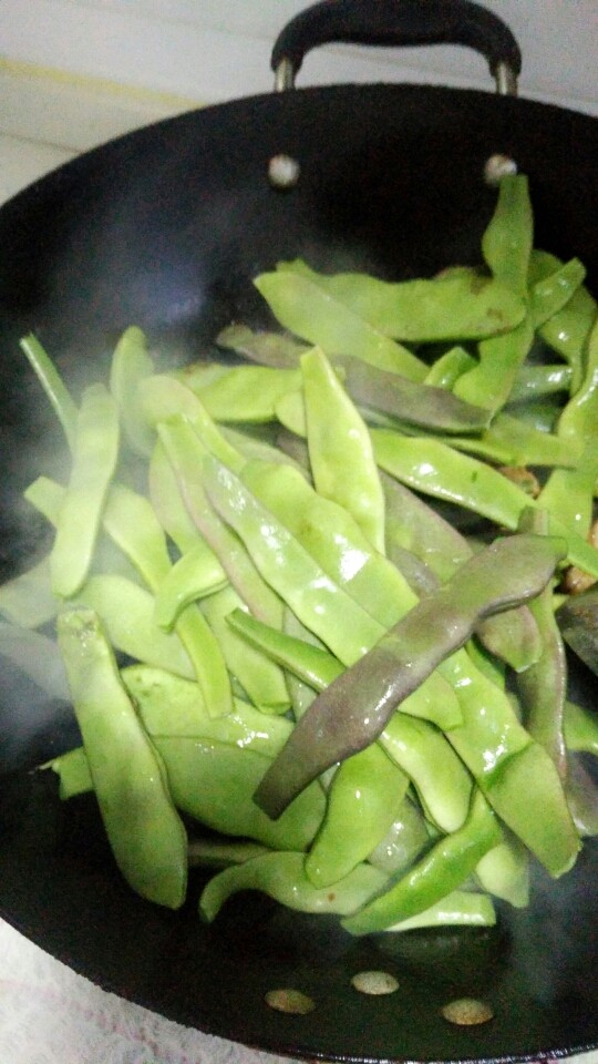 炖豆角,接着放入<a style='color:red;display:inline-block;' href='/shicai/ 3639'>豆角</a>。