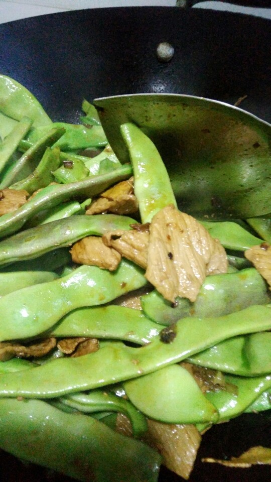 炖豆角,多次翻炒一下。