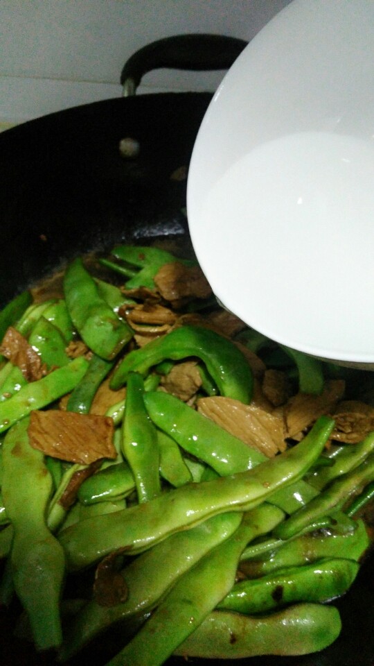 炖豆角,然后加入清水。