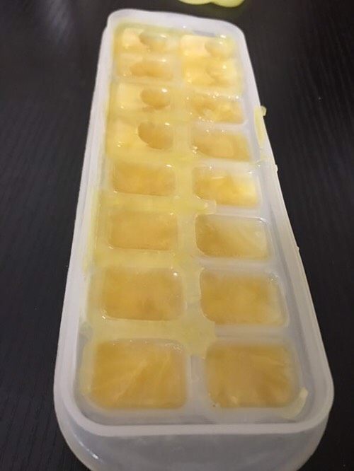 冰粒百香果,1.把<a style='color:red;display:inline-block;' href='/shicai/ 6021'>百香果汁</a>+<a style='color:red;display:inline-block;' href='/shicai/ 763'>蜜糖</a>+水，調好之後，用冰格放入冰箱急凍。（味道可以調濃）