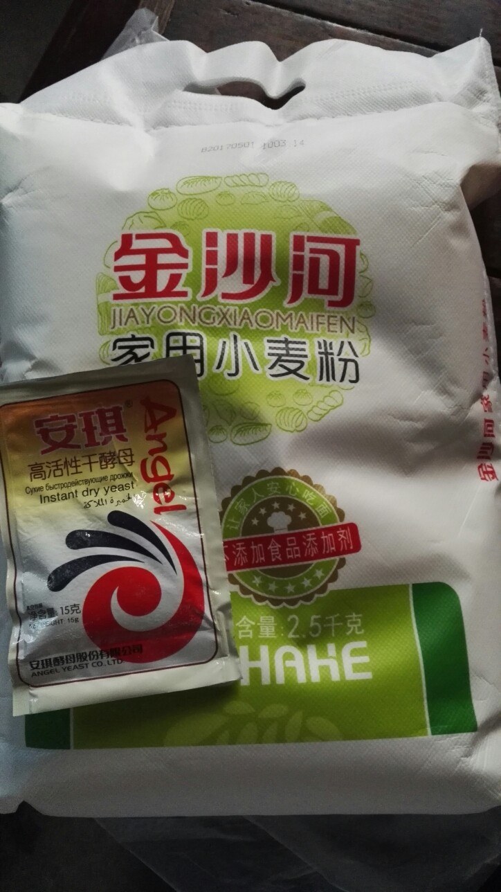 面粉炸了,1.选择做馒头面包的那种低筋<a style='color:red;display:inline-block;' href='/shicai/ 519'>面粉</a>。（请忽略酵母，这里不用加。）2.准备一个碗倒入<a style='color:red;display:inline-block;' href='/shicai/ 519'>面粉</a>，加一丢丢食用油和盐，再打一个鸭蛋或者鸡蛋，倒入一点点水（一定要是冷水！），搅拌成面团状，再揉搓。