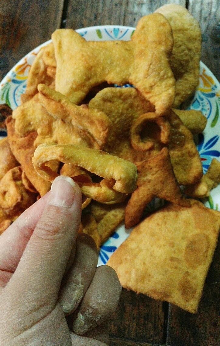 面粉炸了,3.揉搓成面团后,随意做出自己想要的形状~我做了几个箭头和一个大的蝴蝶结,不知道看不看的出来~。4.热锅,倒油,油热冒烟后,放入做好形状的面团。