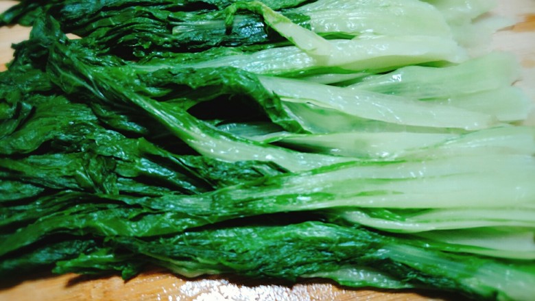 小白菜鸡蛋素馅儿饺子#人民的美食#,捞出的小白菜晾凉后,沥干水分;
