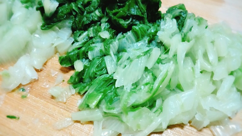 小白菜鸡蛋素馅儿饺子#人民的美食#,将沥干的小白菜切碎,再次沥干水分;