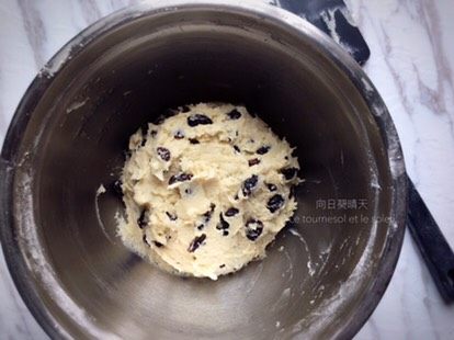 黑提司康,拌匀后盖保鲜膜冷藏醒15-20min。