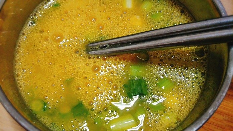 小白菜鸡蛋素馅儿饺子#人民的美食#,在容器中打入<a style='color:red;display:inline-block;' href='/shicai/ 9'>鸡蛋</a>,放入葱花,少许盐顺时针搅动;