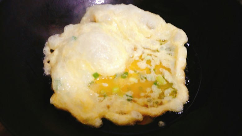 小白菜鸡蛋素馅儿饺子#人民的美食#,热锅凉油,油热后倒入打好的鸡蛋