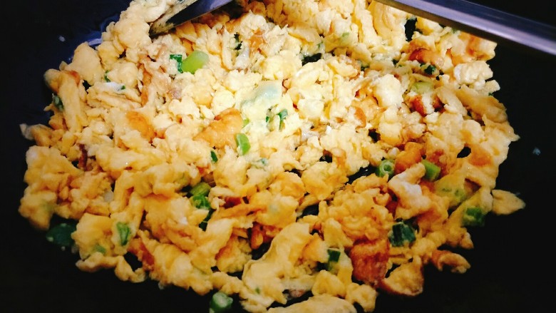 小白菜鸡蛋素馅儿饺子#人民的美食#,将将煎好的鸡蛋捣碎备用