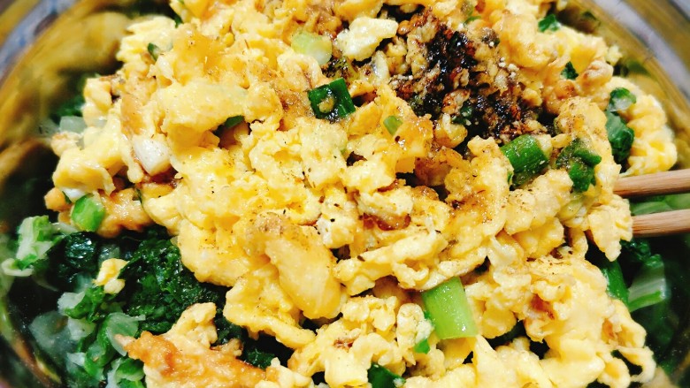 小白菜鸡蛋素馅儿饺子#人民的美食#,将小白菜和鸡蛋放入一个容器，放入<a style='color:red;display:inline-block;' href='/shicai/ 189983'>调料</a>，<a style='color:red;display:inline-block;' href='/shicai/ 829'>十三香</a>，<a style='color:red;display:inline-block;' href='/shicai/ 720'>胡椒粉</a>，<a style='color:red;display:inline-block;' href='/shicai/ 788'>生抽</a>，<a style='color:red;display:inline-block;' href='/shicai/ 762'>老抽</a>，姜末，<a style='color:red;display:inline-block;' href='/shicai/ 756'>鸡精</a>，食用油，<a style='color:red;display:inline-block;' href='/shicai/ 847'>香油</a>，最后加入盐，搅拌均匀；