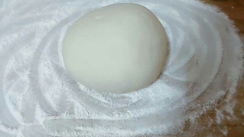 小白菜鸡蛋素馅儿饺子#人民的美食#,将事先醒好的面揉好😂😂