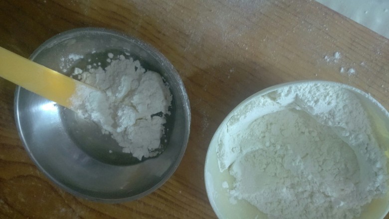 家常油饼
,将面粉倒入油中,