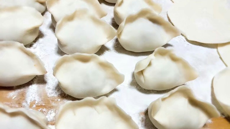 小白菜鸡蛋素馅儿饺子#人民的美食#,饺子包好喽...😍😍