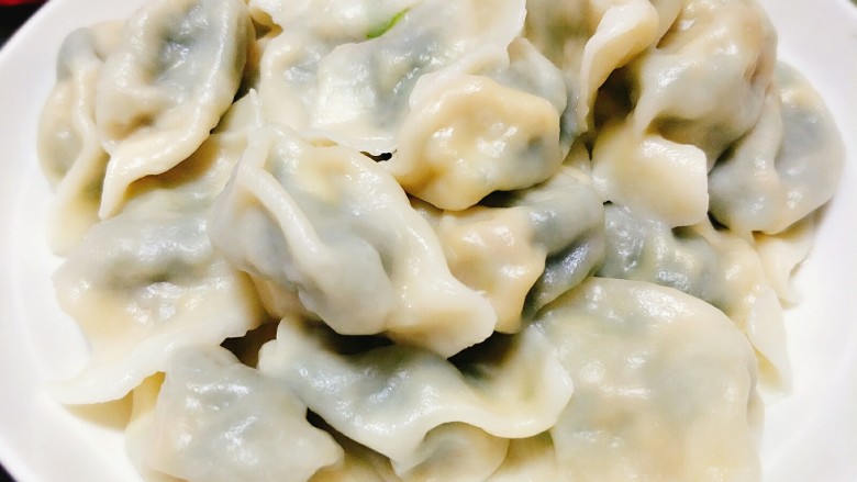小白菜鸡蛋素馅儿饺子#人民的美食#,煮好的饺子装盘