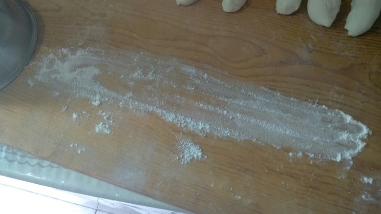 家常油饼
,在案板上撒上布面,