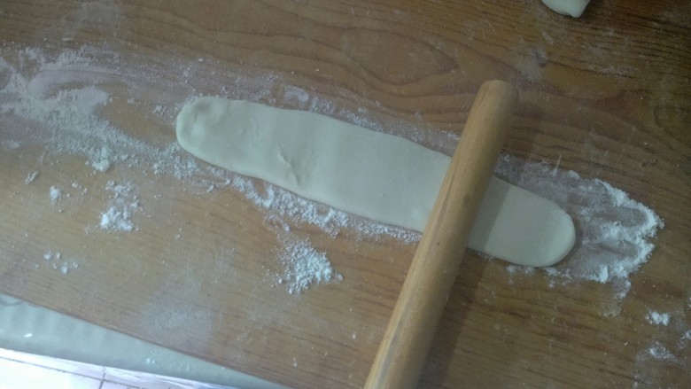 家常油饼
,用面仗擀长条状,