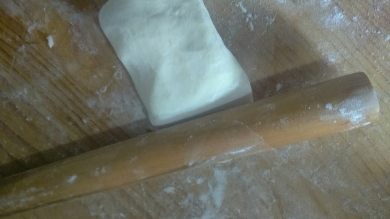 家常油饼
,在用擀面仗擀长,